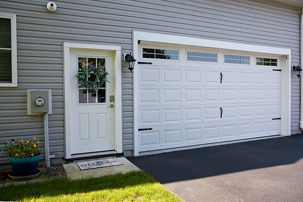 24/7 Emergency Garage Door Panel Replacement experts in Bushnell, IL